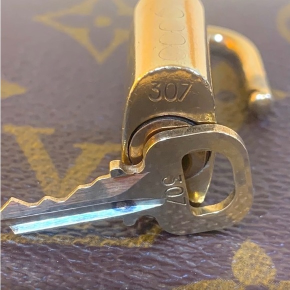 Louis Vuitton #307 lock 🔐 & Key - Picture 2 of 4